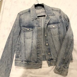 GAP LIGHT DENIM JACKET - SIZE SMALL